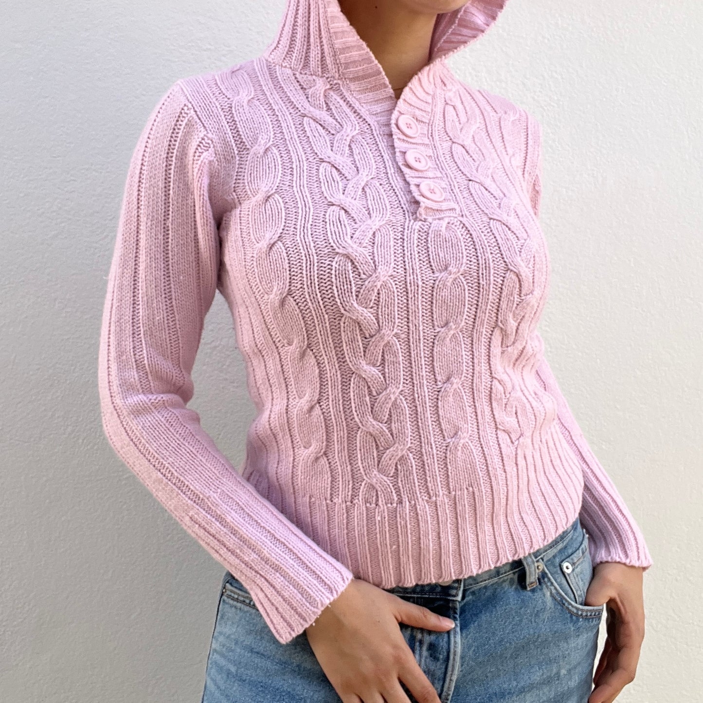 Pull tressé à capuche rose