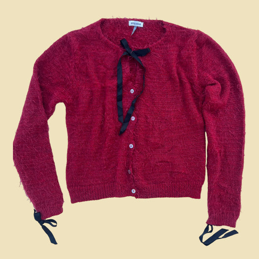 Cardigan rouge duveteux à noeuds