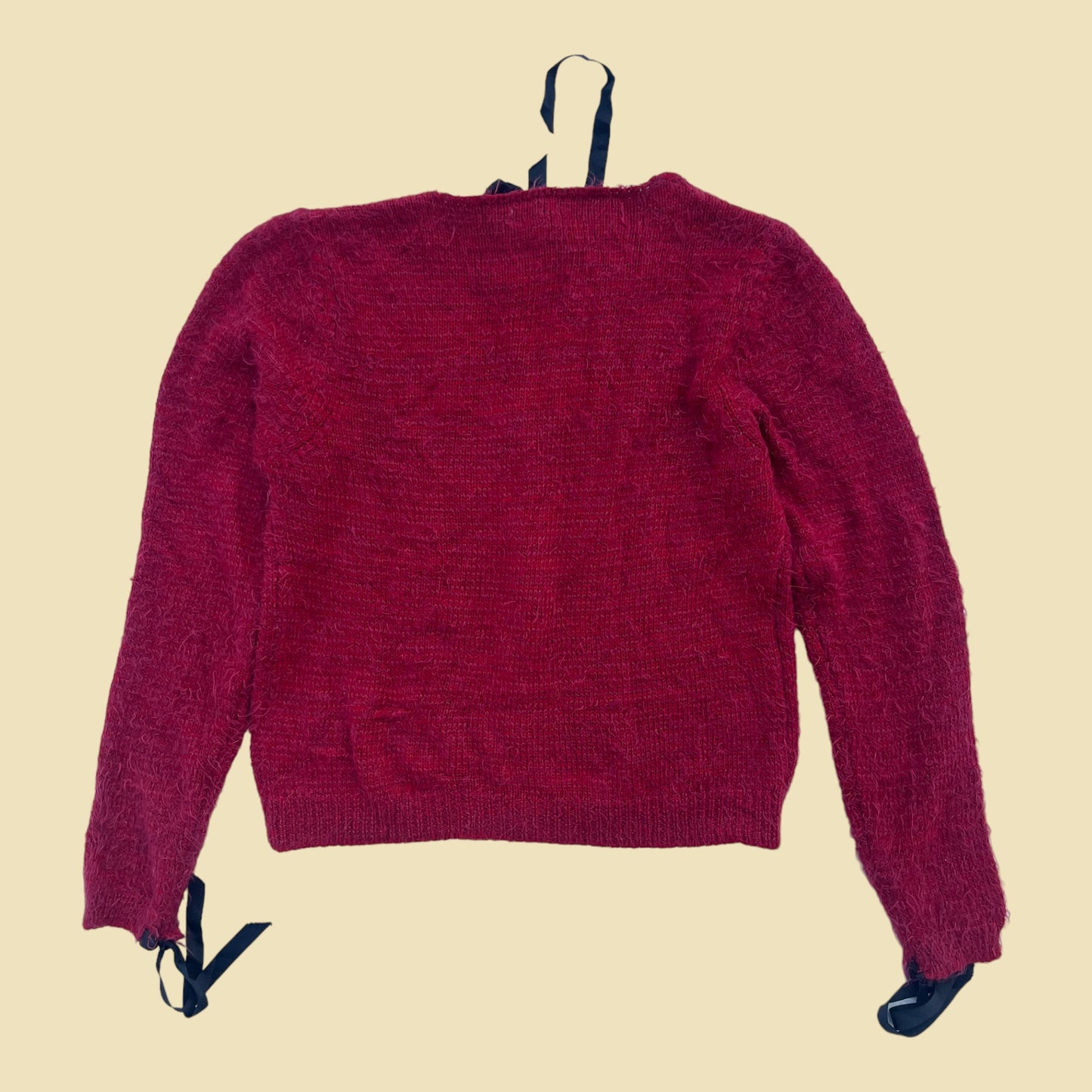 Cardigan rouge duveteux à noeuds